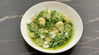 Gnocchi z ziołowym pesto i kozim serem. Przepis Sebastiana Olmy.