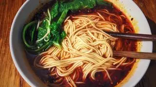 Tradycyjna potrawa chińska z makaronem