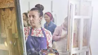 Kobieta maluje obraz