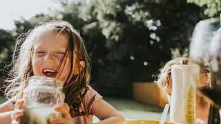 dzieci z wodą po ogórkach kiszonych