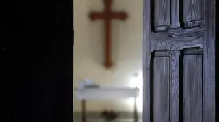 Krzyż w pokoju za drzwiami