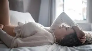 kobieta w ciąży leży na łóżku