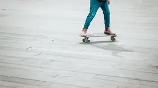 Młody mężczyzna jeździ na deskorolce