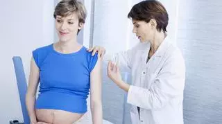 Kobieta w ciąży na szczepieniu 