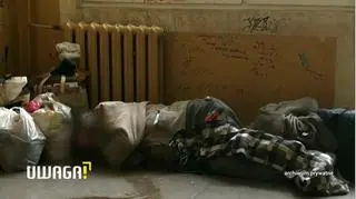 Uwaga! TVN. Matka i syn koczują na klatkach schodowych