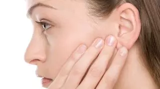 Jak odetkać ucho? Przyczyny i domowe sposoby na zatkane uszy