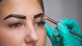 Henna – jak zmyć hennę z brwi, ze skóry, z włosów i rzęs?