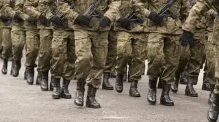 Polscy żołnierze na defiladzie