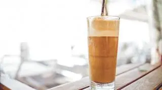 Kawa po grecku na zimno w wysokiej szklance