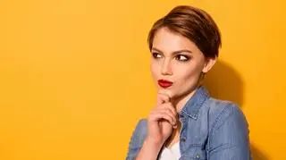 Kobieta z krótkimi włosami, żółta ściana