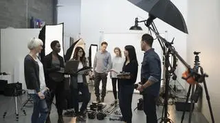 Ludzie pracujący w studiu fotograficznym