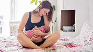 Kobieta karmi dziecko piersią. 