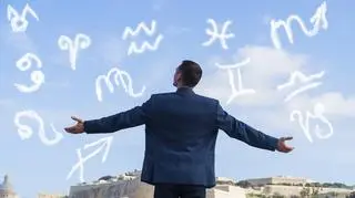 Mężczyzna i znaki zodiaku na niebie