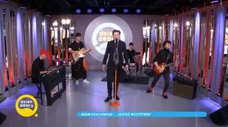 Adam Stachowiak na scenie Dzień Dobry TVN zaprezentował nowy singiel "Jesteś Wszystkim"