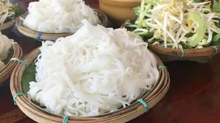 Makaron ryżowy i sałatka