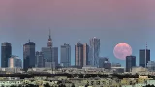 Superksiężyc 2021, Warszawa wieżowce z wielkim księżycem w tle