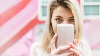 Dziewczyna kobieta nastolatka z telefonem