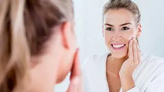 Kobieta w łazience przy lustrze