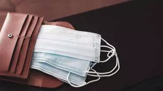 Maseczki ochronne w portfelu