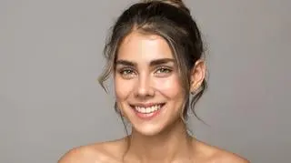 Portret uśmiechniętej, młodej kobiety