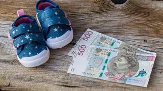 500 plus buciki dziecięce i dwa banknoty 500 złotych