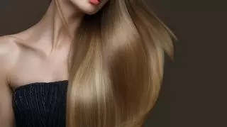 Młoda dziewczyna z pięknymi włosami 