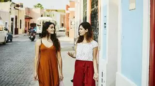 Dwie modne kobiety idą ulicą