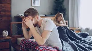 smutna sklocona para z problemami seksualnymi siedzaca na lozku