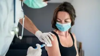 szczepionka przeciw COVID-19, koronawirus, pandemia, informacje o szczepionkach, infolinia