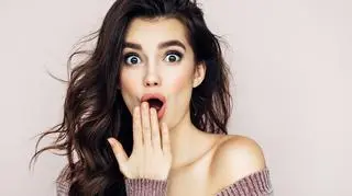 Pani z brązowymi oczami i delikatnym makijażem