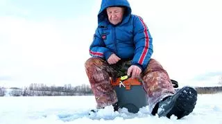 Łowienie ryb zimą w ciepłej odzieży wędkarskiej