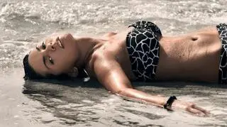 seksowna kobieta w bikini lezy w morzu na plazy w dubaju