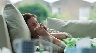 Kobieta, która jest przeziębiona 