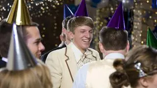 Nastoletni chłopak świętuje swoje urodziny