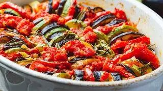 Zupa cebulowa, ratatouille, a na deser sernik crème brûlée. Przepisy Piotra Kucharskiego