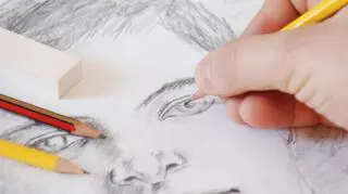 dlon szkicujaca twarz nos olowkiem zblizenie