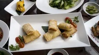 Kurczak po sajgońsku, sajgonki na talerzu