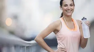 Młoda kobieta w stroju sportowym