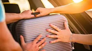 Jak zabezpieczyć walizkę? Czy warto kupić pokrowiec na walizkę?