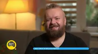 Tomasz wykonuje dioramy. "O rany, jak Ty zrobiłeś swoimi serdelkowatymi paluszkami bucik wielkości paznokcia?"