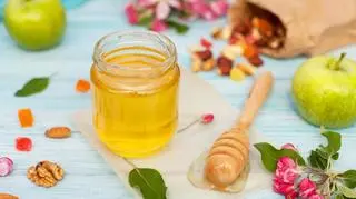 Miód - produkt, który nigdy się nie psuje. Jak powstaje? Jakie są jego rodzaje?