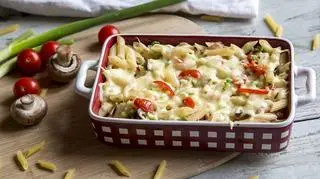 Zapiekanka. Jak zrobić zapiekankę-gyros z makaronem, ziemniakami lub ryżem? Przepisy i składniki.