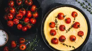 Omlet z pomidorami na patelni