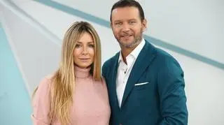 Radosław Majdan bawi się z synem na placu zabaw