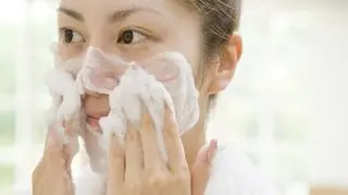 Dziewczyna, która myje twraz 