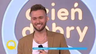 Szymon Grzybacz na scenie Dzień Dobry TVN. Popularność zdobył dzięki zagranicznej edycji "X-Factora"