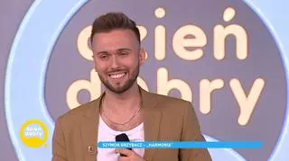 Szymon Grzybacz na scenie Dzień Dobry TVN. Popularność zdobył dzięki zagranicznej edycji "X-Factora"