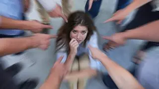 Przerażona kobieta wytykana palcami 