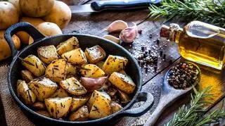 Zapiekane łódeczki ziemniaków podane ze śmietanowo szczypiorkowym sosem zachwycą Twoje podniebienie