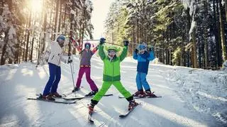 Zima. Dzieci na nartach w lesie 